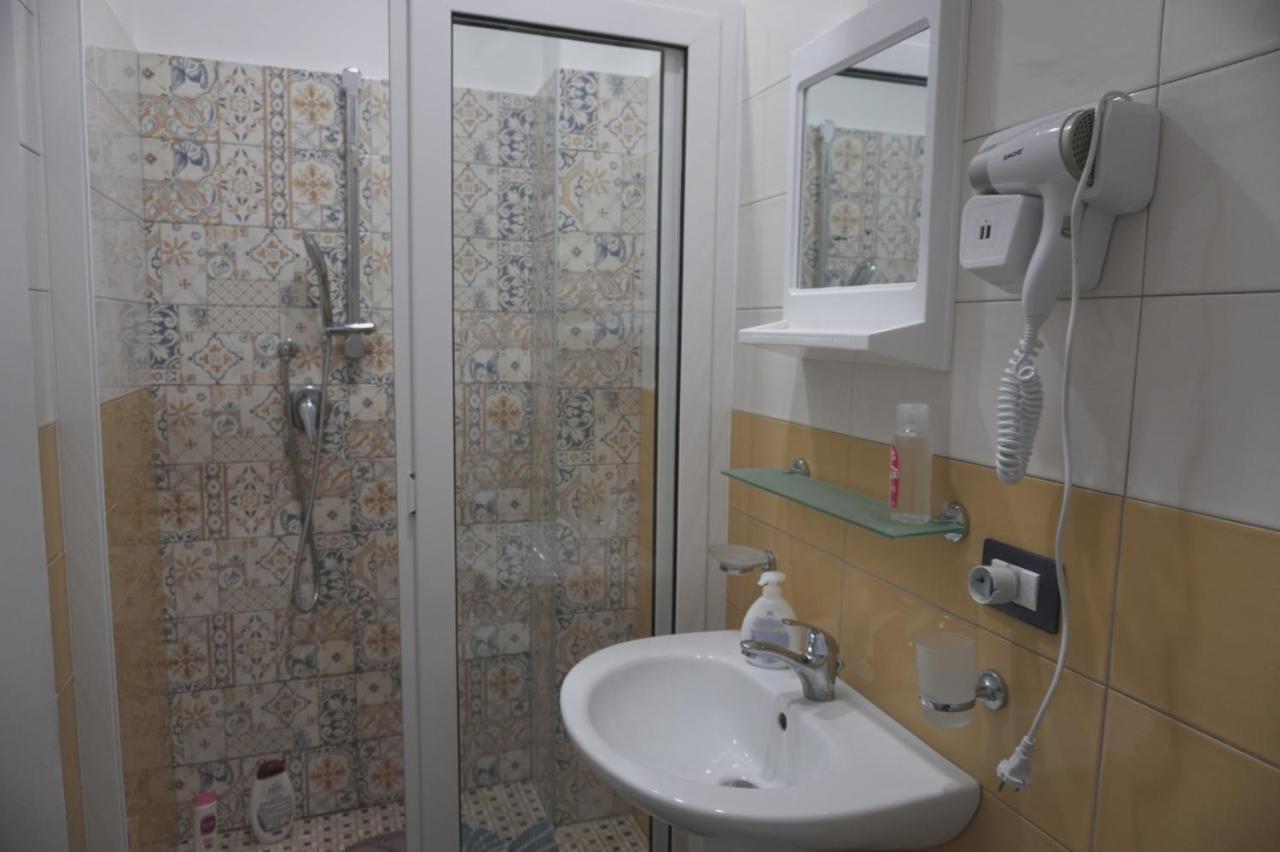 B&B Porta Garibaldi Catania Bagian luar foto